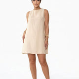 Vestido Curto Premium Bege com Bolsos Funcionais e Zíper Discreto